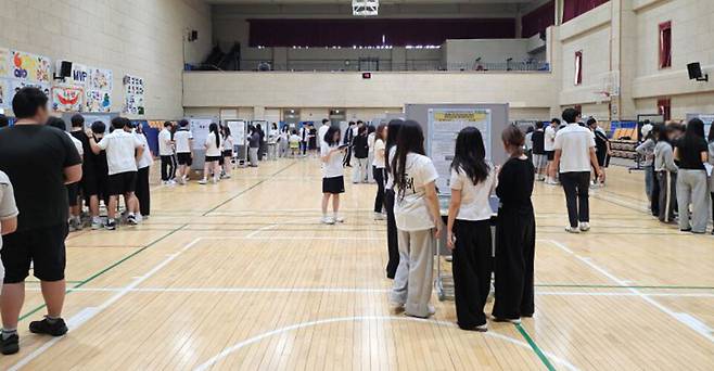 ▲&nbsp;용인삼계고등학교 학생들이 과학 프로젝트 발표회에 전시된 포스터들을 감상하고 있다./사진제공=용인삼계고등학교