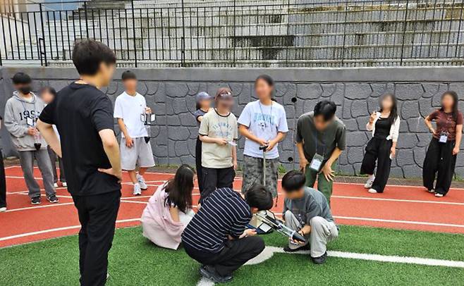 ▲ 용인삼계고등학교 학생들이 달빛과학캠프에서 물로켓을 발사하고 있다./사진제공=용인삼계고등학교