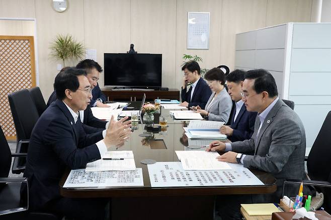 박수현 충남지사(왼쪽)가 7월 24일 기획예산처를 만나 주요 현안에 대한 정부 차원의 협조를 요청하고 있다.(사진=충남도청 제공)
