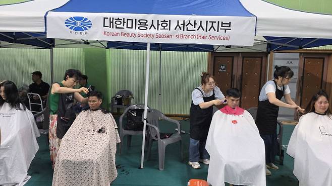 서산시에 거주하는 외국인 주민과 외국인 근로자들의 건강 증진을 위한 대규모 무료 의료봉사가 26일 서산시민체육관에서 개최됐다.(사진=임붕순 기자)