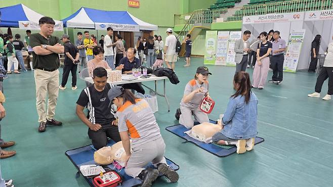 서산시에 거주하는 외국인 주민과 외국인 근로자들의 건강 증진을 위한 대규모 무료 의료봉사가 26일 서산시민체육관에서 개최됐다.(사진=임붕순 기자)