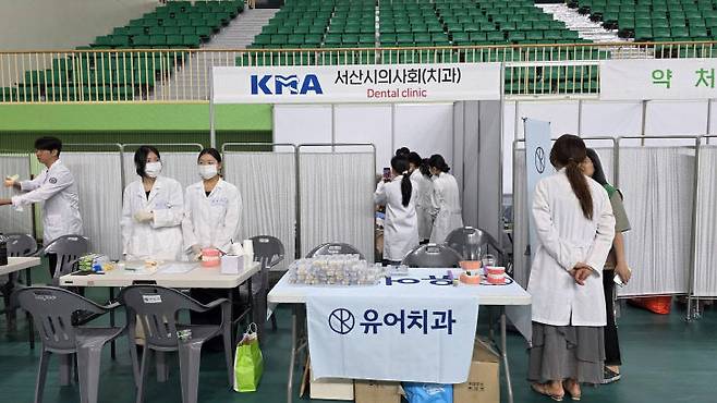 서산시에 거주하는 외국인 주민과 외국인 근로자들의 건강 증진을 위한 대규모 무료 의료봉사가 26일 서산시민체육관에서 개최됐다.(사진=임붕순 기자)