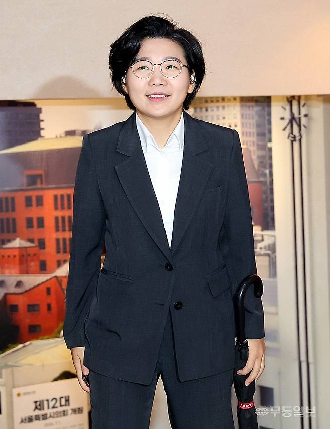 김보미 더불어민주당 당 대표 후보가 지난 21일 오전 서울 중구 서울시의회에서 시의회 의원들과 간담회를 위해 시의회로 들어서고 있다. 뉴시스