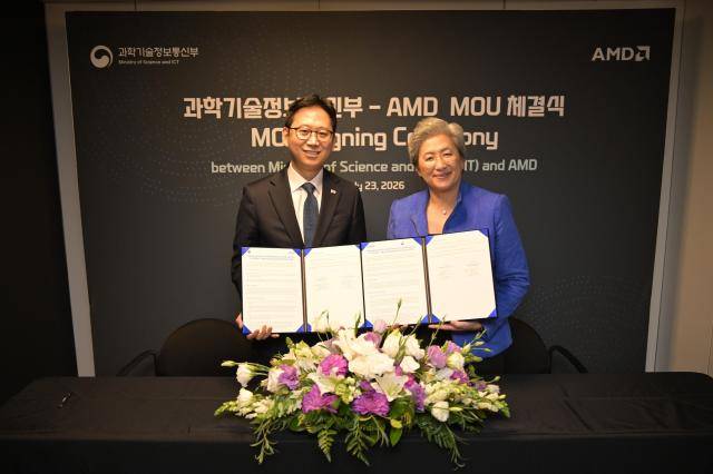 배경훈 부총리 겸 과학기술정보통신부 장관(왼쪽)이 MOU 체결 이후 리사 수 AMD 회장과 기념촬영을 하고 있다. [사진=과학기술정보통신부]