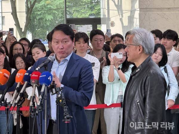 8일 서울 종로구 SK서린빌딩에서 최태원 SK 회장(좌)과 젠슨 황 엔비디아 CEO(우)가 미디어브리핑을 진행 중이다. 사진=양정민 이코노믹리뷰 기자