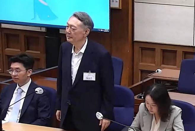 정치 브로커 명태균씨로부터 여론조사를 무상으로 받은 혐의로 기소된 윤석열 전 대통령이 13일 서초구 서울중앙지방법원에서 열린 1심 선고공판에서 선고 내용을 듣고 있다. (사진=서울중앙지법 제공)