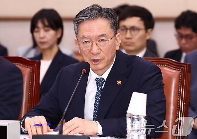 정성호 법무부 장관이 27일 오전 서울 여의도 국회에서 열린 법제사법위원회 전체회의에서 의원 질의에 답변하고 있다. ⓒ 뉴스1 김민지 기자
