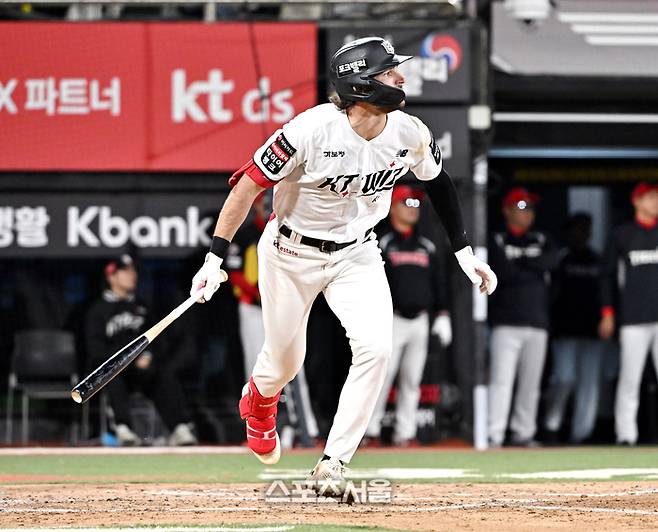 KT 힐리어드가 23일 수원케이티위즈파크에서 열린 2026 KBO리그 KIA와 경기 6회말 무사 KIA 투수 홍민규를 상대로 안타를 치고 있다. 수원 | 박진업 기자 upandup@sportsseoul.com