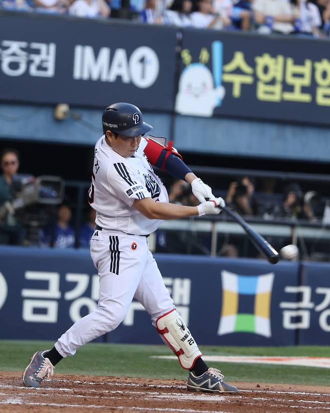 두산 양의지가 26일 서울 잠실구장에서 열린 2026 KBO리그 삼성전에서 타격하고 있다. 사진 | 두산 베어스