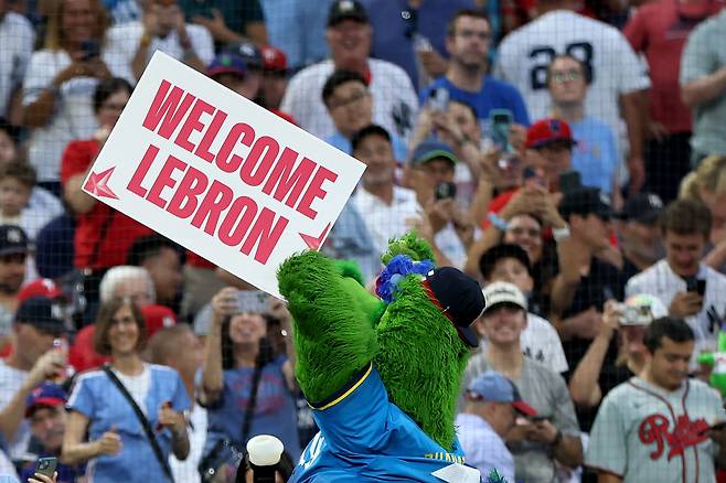 PHILADELPHIA, PENNSYLVANIA - JULY 24: The Phillie Phanatic welcomes LeBron James to Philadelphia during a game between the Philadelphia Phillies and the New York Yankees at Citizens Bank Park on July 24, 2026 in Philadelphia, Pennsylvania.   Emilee Chinn/Getty Images/AFP (Photo by Emilee Chinn / GETTY IMAGES NORTH AMERICA / Getty Images via AFP)        <저작권자(c) 연합뉴스, 무단 전재-재배포, AI 학습 및 활용 금지>