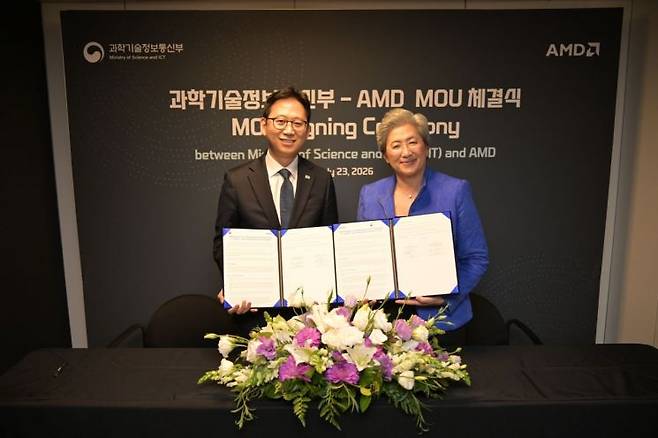 배경훈 부총리 겸 과학기술정보통신부 장관(왼쪽)과 리사 수 AMD 회장 겸 최고경영자(CEO)가 미국 샌프란시스코에서 개최된 'AMD 어드밴싱 AI 2026' 행사에서 업무협약(MOU)을 체결하고 있다. 과학기술정보통신부