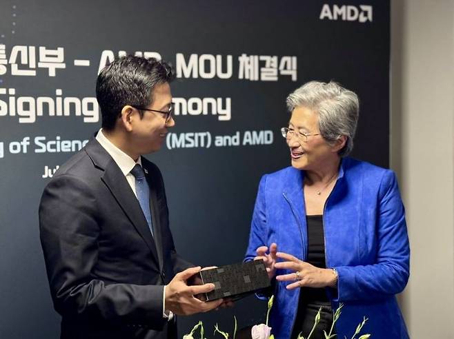 배경훈 부총리 겸 과학기술정보통신부 장관(왼쪽)과 리사 수 AMD 회장 겸 최고경영자(CEO)가 미국 샌프란시스코에서 개최된 'AMD 어드밴싱 AI 2026' 행사에서 이야기를 나누고 있다. 과학기술정보통신부