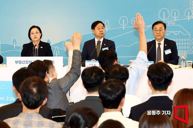 한성숙 국무총리와 구윤철 부총리 겸 재정경제부 장관, 김윤덕 국토교통부 장관이 27일 서울 중구 대한상공회의소에서 열린 부동산정책 국민 대토론회에서 참석자들의 질문을 받고 있다. 윤동주 기자