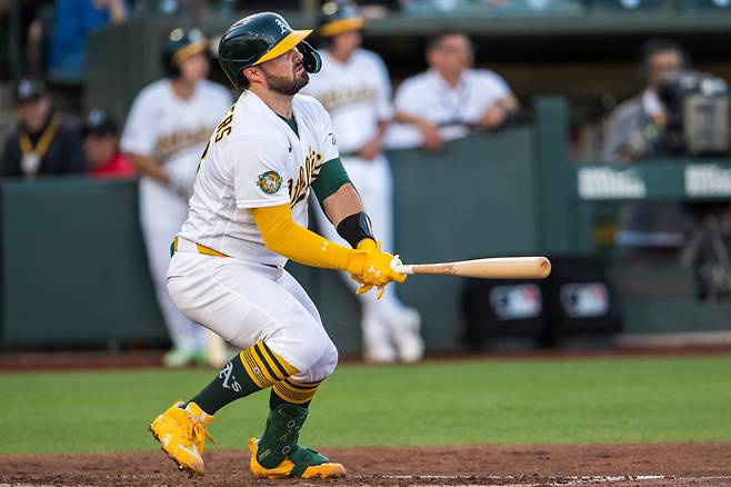 <yonhap photo-5445=""> Athletics' Shea Langeliers runs after hitting a double during the third inning of a baseball game against the Los Angeles Angels in West Sacramento, Calif., Friday, June 19, 2026. (AP Photo/Nic Coury)/2026-06-20 12:21:44/ <저작권자 ⓒ 1980~2026 ㈜연합뉴스. 무단 전재 재배포 금지, AI 학습 및 활용 금지></yonhap>