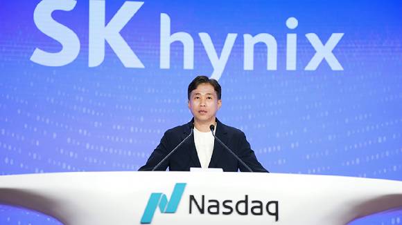 곽노정 SK하이닉스 대표이사가 지난 10일(현지시간) 나스닥 마켓사이트에서 열린 미국주식예탁증서 상장 기념 오프닝 벨 행사를 하고 있다.[사진=SK하이닉스]