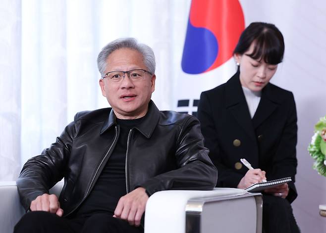 젠슨 황 엔비디아 최고경영자가 24일(현지시간) 미국 샌프란시스코에서 열린 이재명 대통령과의 면담에서 발언하고 있다. 뉴스1