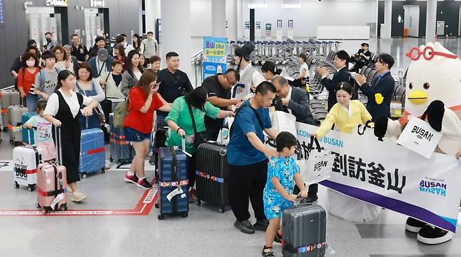 지난 6월1일 부산 강서구 김해공항 국제선 입국장에서 부산시와 부산관광공사 관계자들이 '중화권 집중 환대주간'을 맞아 스타럭스항공(대만) 신규 취항 첫 항공편을 이용해 부산을 방문한 관광객 180여 명을 대상으로 특별 환대 행사를 열고 있다. 사진=연합뉴스