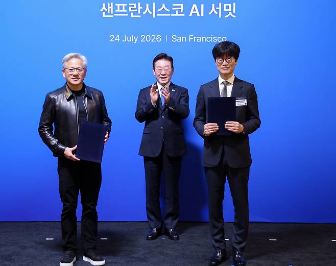 이해진 네이버 이사회 의장(오른쪾)과 젠슨 황 엔비디아 최고경영자가 지난 24일(현지시간) 이재명 대통령이 임석한 가운데 미국 샌프란시스코 더 미드웨이에서 열린 AI 서밋에서 글로벌 AI 팩토리 구축을 위해 지분 투자 유치에 관한 전략적 투자협약을 체결한 뒤 기념촬영을 하고 있다.  연합뉴스