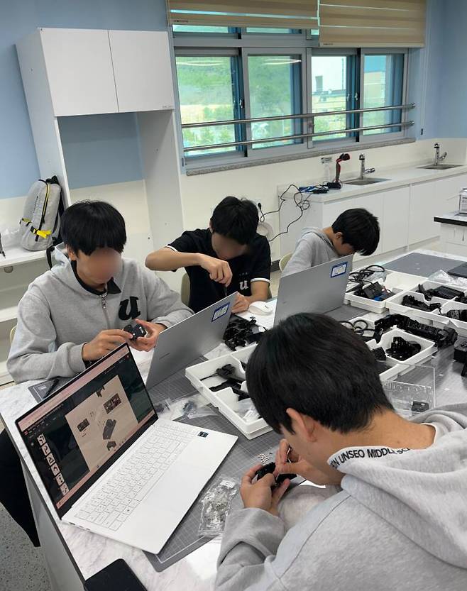 인천 운서중학교의 학생들이 로봇, 인공지능(AI) 코딩 수업을 하고 있다. 운서중학교 제공