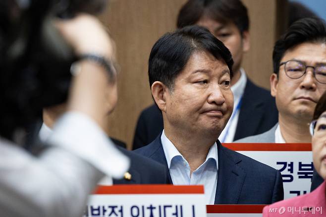 (서울=뉴스1) 유승관 기자 = 권영진 국민의힘 의원이 29일 서울 여의도 국회 소통관에서 열린 광주·전남권 제2국가 반도체 클러스터 조성 계획 관련 기자회견에 참석하고 있다.  2차 종합특검팀(특별검사 권창영)은 이날 윤석열 전 대통령 체포를 방해한 혐의로 김기현·권영진·윤상현 의원을 특수공무집행방해 혐의로 입건했다고 밝혔다. 2026.6.29/뉴스1  Copyright (C) 뉴스1. All rights reserved. 무단 전재 및 재배포,  AI학습 이용 금지. /사진=(서울=뉴스1) 유승관 기자