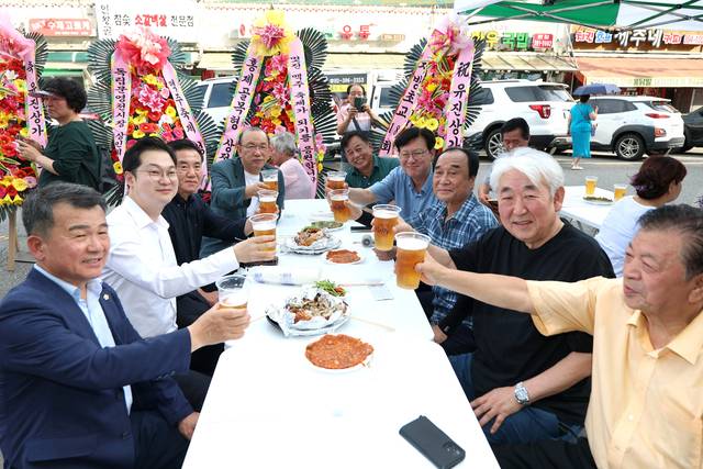 박운기 서대문구청장(오른쪽 네 번째)이 유진상가 맥주축제에서 참여자들과 함께 맥주잔을 들고 포즈를 취하고 있다. 서대문구청 제공