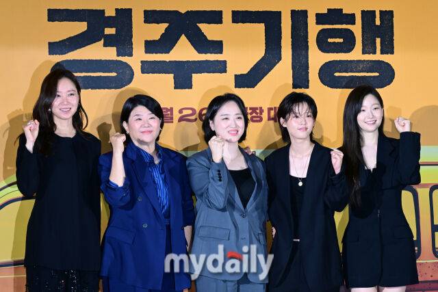 2026년 7월 27일 오전 서울 광진구 자양동 롯데시네마 건대입구점에서 진행된 영화 '경주기행' 제작보고회에서 공효진, 이정은,김미조 감독, 이연, 박소담(왼쪽부터)이 포즈를 취하고 있다. / 곽경훈 기자