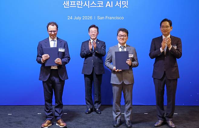 이준희 삼성 SDS 사장(왼쪽에서 세번째)과 다리오 아모데이 앤트로픽 최고경영자(왼쪽에서 첫번째)가 24일(현지시간) 이재명 대통령이 임석한 가운데, 미국 샌프란시스코 더 미드웨이에서 열린 AI 서밋에서 전략적 파트너십 협약(SPA)을 체결한 뒤 기념 촬영을 하고 있다. [연합]