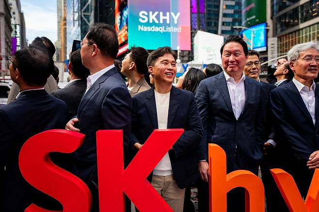 최태원 SK그룹 회장과 곽노정 SK하이닉스 대표이사 사장이 지난 10일(현지시간) 미국 뉴욕 나스닥 시장 개장식에 참석해 상장을 기념하고 있다. [로이터=연합]