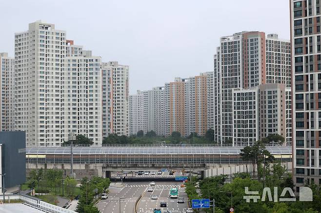 [남양주=뉴시스] 이영환 기자 = 4일 오전 경기 남양주시 다산역 인근 아파트 단지가 보이고 있다.  2026.07.04. 20hwan@newsis.com