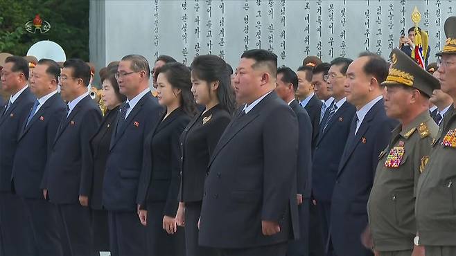 [서울=뉴시스] 북한 조선중앙TV는 김정은 국무위원장이 지난 26일 '전승절'로 기념하는 6.25전쟁 정전협정 체결 73주년을 맞아 대성산혁명열사릉을 찾아 추모했다고 27일 보도했다. 이 자리에는 부인 리설주 여사와 딸 김주애가 함께했다. (사진=조선중앙TV 캡처) 2026.07.27. photo@newsis.com *재판매 및 DB 금지