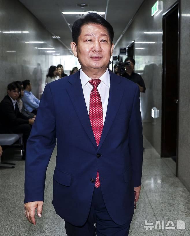 [서울=뉴시스] 정병혁 기자 = '원내대표 멱살잡이 항의' 논란 권영진 국민의힘 의원이 27일 서울 여의도 국회에서 정점식 원내대표와 김승수 원내운영수석부대표와 면담을 마친 뒤 이동하고 있다. 2026.07.27. jhope@newsis.com