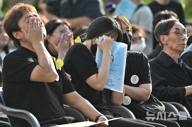 [광주=뉴시스] 이영주 기자 = 고(故) 이채원 양의 49재 추모식이 열린 21일 오후 광주 광산구 광주광역시교육청시민협치진흥원에서 추모식에 참여한 이 양의 유가족들이 오열하고 있다. 응급구조사가 꿈이었던 이 양은 지난 어린이날이었던 5월5일 귀가 도중 계획범죄를 노리고 접근한 장윤기(23)에 의해 숨졌다. 2026.06.21. leeyj2578@newsis.com