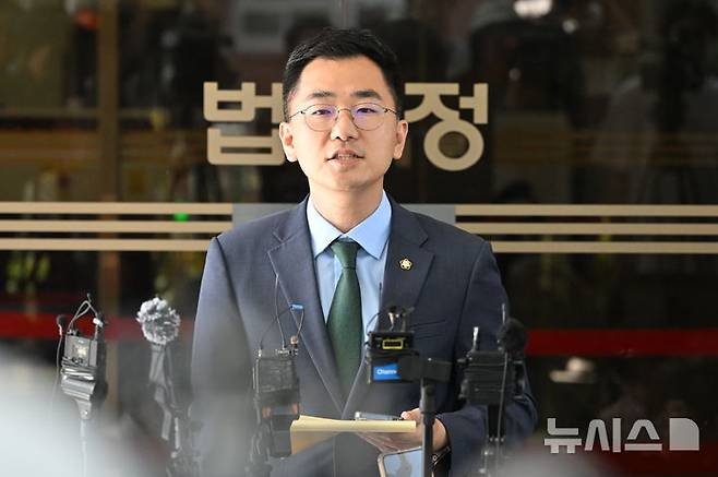 [전남광주=뉴시스] 이영주 기자 = '장윤기 사건' 유가족의 법률대리인을 맡고 있는 김문석 법무법인 동행파트너스 변호사가 27일 전남광주 동구 광주지법에서 사건 3차 공판과 관련한 질의응답을 하고 있다. 2026.07.27. leeyj2578@newsis.com