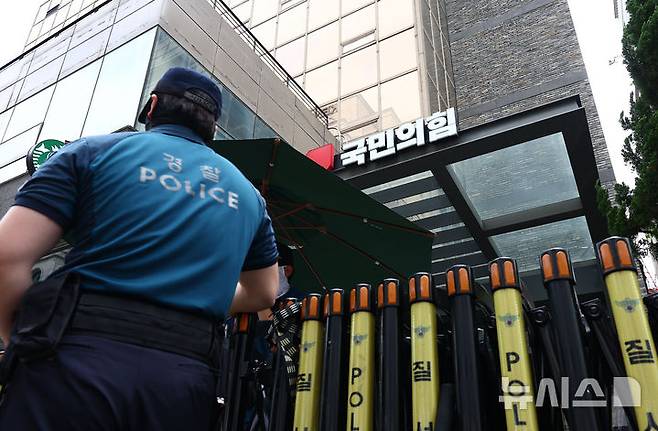 [서울=뉴시스] 김근수 기자 = 대선후보 시절 건진법사 전성배 씨에 관한 허위사실을 공표한 혐의로 기소된 윤석열 전 대통령이 1심 선고에서 징역 1년 6개월 및 집행유예 3개월을 선고 받은 가운데 27일 서울 여의도 국민의힘 당사 모습이 보이고 있다. 윤 전 대통령의 1심형이 대법원에서 최종 확정되면 국민의힘은 선거비용 등 397억원을 중앙선거관리위원회에 반환해야 한다. 2026.07.27. ks@newsis.com