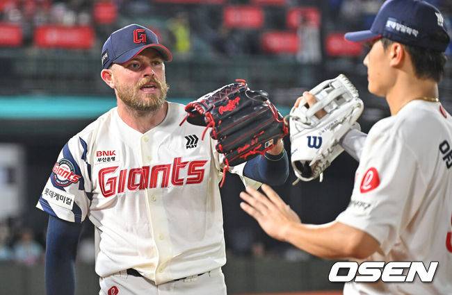 [OSEN=부산, 이석우 기자] 26일 부산 사직야구장에서 2026 신한 SOL KBO 리그 롯데 자이언츠와 KT 위즈의 경기가 열렸다. 홈팀 롯데는 비슬리가, 방문팀 KT는 사우어가 선발 출전했다.롯데 자이언츠 선발 투수 비슬리가 6회초 수비를 무실점으로 막고 윤동희와 하이파이브를 하고 있다. 2026.07.26 / foto0307@osen.co.kr