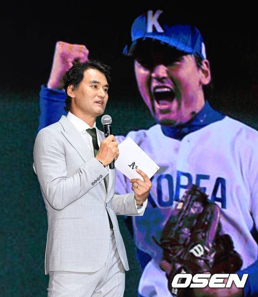 [OSEN=이대선 기자] 27일 서울 강남구 웨스틴 서울 파르나스에서 Team61-애슬레틱스(A's) 전략적 파트너십 미디어 컨퍼런스가 열렸다.박찬호를 중심으로 결성된 투자 컨소시엄 ’Team61’은 메이저리그 구단 라스베이거스 애슬레틱스와 전략적 파트너십을 체결하고 총 7,000만 달러 규모를 투자하기로 했다고 밝혔다. 현재까지 5,500만 달러의 투자가 완료됐으며 나머지 1,500만 달러는 메이저리그 승인을 거쳐 최종 투자될 예정이다.전 야구선수 박찬호가 프레젠테이션을 하고 있다. 2026.07.27 /sunday@osen.co.kr