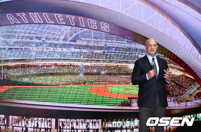 [OSEN=이대선 기자] 27일 서울 강남구 웨스틴 서울 파르나스에서 Team61-애슬레틱스(A's) 전략적 파트너십 미디어 컨퍼런스가 열렸다.박찬호를 중심으로 결성된 투자 컨소시엄 ’Team61’은 메이저리그 구단 라스베이거스 애슬레틱스와 전략적 파트너십을 체결하고 총 7,000만 달러 규모를 투자하기로 했다고 밝혔다. 현재까지 5,500만 달러의 투자가 완료됐으며 나머지 1,500만 달러는 메이저리그 승인을 거쳐 최종 투자될 예정이다.존 피셔 구단주가 프레젠테이션을 하고 있다. 2026.07.27 /sunday@osen.co.kr