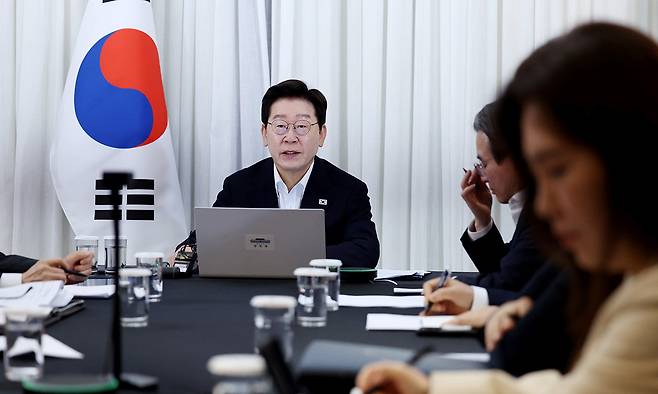 남미 순방 중인 이재명 대통령이 26일(현지 시간) 브라질 브라질리아의 한 호텔에서 열린 대통령수석보좌관회의에서 발언을 하고 있다. 뉴시스