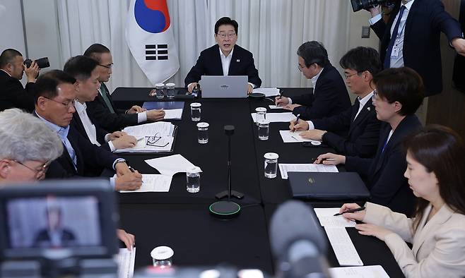 브라질을 국빈 방문 중인 이재명 대통령이 26일(현지시간) 브라질리아 한 호텔에서 화상 수석보좌관회의를 주재하고 있다. 연합뉴스
