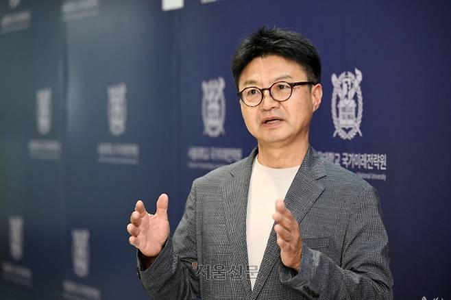강원택 서울대 국가미래전략원장이 지난 20일 원장실에서 진행한 서울신문과의 인터뷰에서 한국 정치의 세대 교체에 대해 말하고 있다. 강 원장은 이재명 정부의 통합 인사 방향과 관련해선 “좀더 넓게 써도 좋을 거 같다”며 “종교 지도자, 보수 인사 등 각계각층의 다양한 사람들을 만나 그들의 목소리를 경청하는 것도 필요하다”고 말했다. 도준석 전문기자