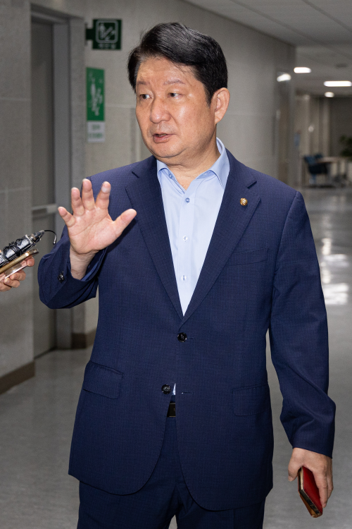 권영진 의원 - 국민의힘 권영진 의원이 지난 23일 국회 본회의 후 상임위 배정 기준에 항의하면서 원내대표를 상대로 멱살잡이까지 해 파장이 크다. 사진은 권 의원이 22일 당내 소장파 의원모임 ‘대안과 미래’ 조찬에 참석하면서 기자들과 대화하는 모습. 뉴스1