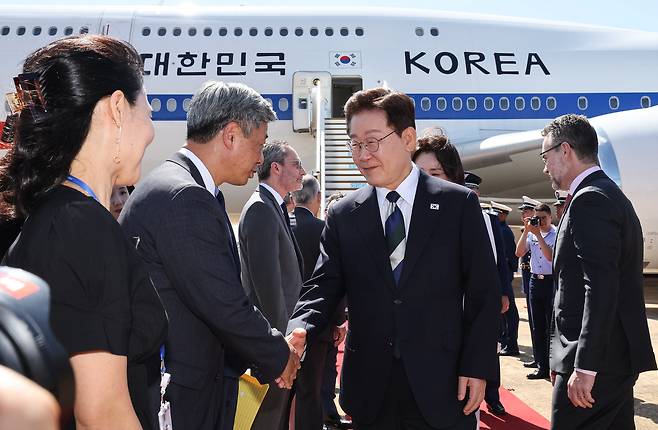 브라질을 국빈 방문한 이재명 대통령이 26일(현지시간) 브라질리아 공군기지에 도착해 환영객들과 인사를 하고 있다. 뉴스1