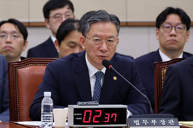정성호 법무부 장관이 27일 국회에서 열린 법제사법위원회 전체회의에서 의원 질의에 답하고 있다. ⓒ연합뉴스