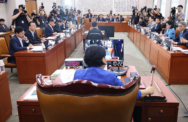 서영교 법사위원장이 27일 국회에서 열린 법제사법위원회 전체회의에서 의사봉을 두드리고 있다. ⓒ연합뉴스