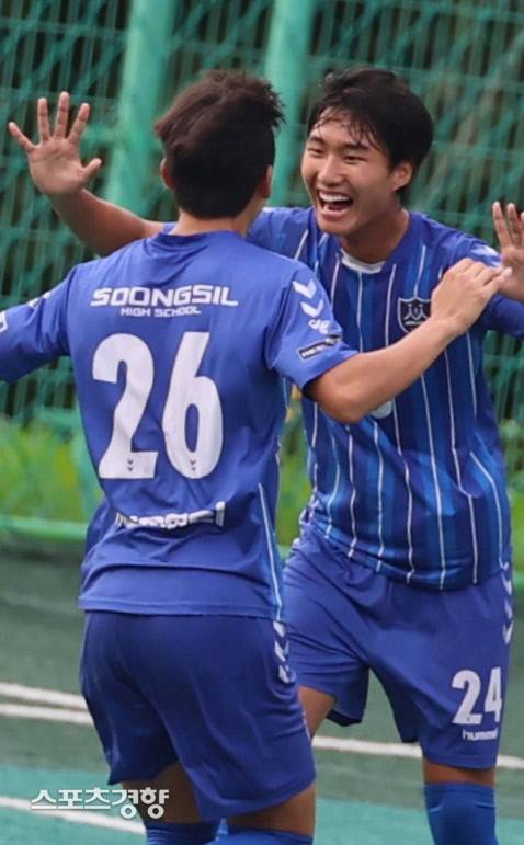 서울 숭실고 김해(오른쪽)가 25일 충북 제천축구센터 제1구장에서 열린 2026 대통령금배 고등 U17 유스컵 8강 충북 제천봉양FCU18전에서 선제골을 넣은 뒤 기뻐하고 있다. 제천 | 정효진 기자