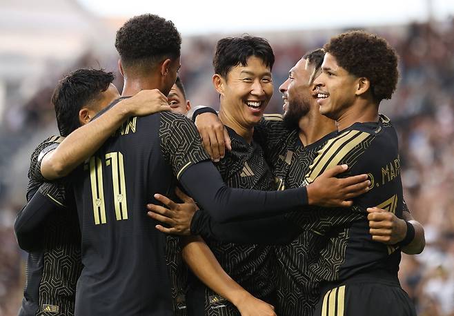 LAFC 손흥민이 26일 MLS 스포티 캔자스시티전에서 골을 넣은 뒤 동료들과 기뻐하고 있다. AFP연합뉴스