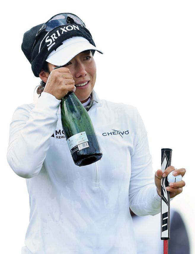 신지은이 26일(현지시간) 영국 스코틀랜드 노스 에어셔의 던도널드 링크스에서 열린 LPGA 투어 ISPS 한다 스코틀랜드 여자오픈 최종 라운드 도중 우승을 확정지은 뒤 울음을 터뜨리고 있다. 게티이미지코리아