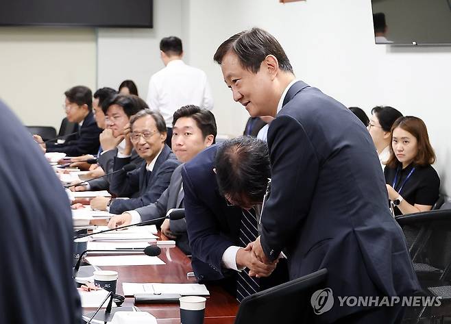 이찬진 금융감독원장  이찬진 금감원장이 2026년 7월20일 국회 의원회관에서 열린 국회 정무위원회 당정에 참석해 의원들과 인사를 나누고 있다.
[배재만 기자 촬영]