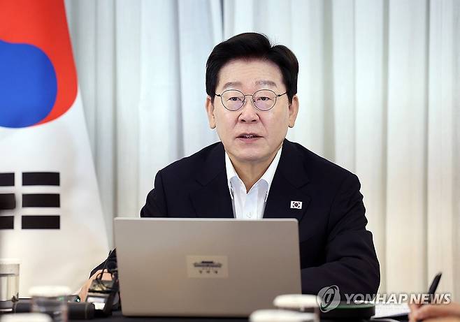 이재명 대통령, 브라질에서 대수보 주재 (브라질리아=연합뉴스) 한상균 기자 = 브라질을 국빈 방문 중인 이재명 대통령이 26일(현지시간) 브라질리아 한 호텔에서 화상 수석보좌관회의를 주재하고 있다. 2026.7.27 xyz@yna.co.kr