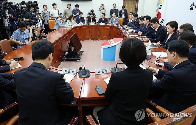 국민의힘 최고위원회의 (서울=연합뉴스) 이동해 기자 = 국민의힘 장동혁 대표가 27일 국회에서 열린 최고위원회의에서 발언하고 있다. 2026.7.27 eastsea@yna.co.kr